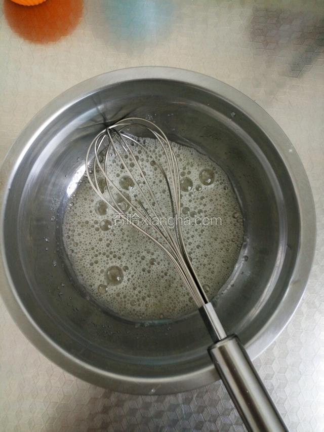 蛋清加1滴醋，打出鱼眼泡时加入10g糖，继续搅打！
