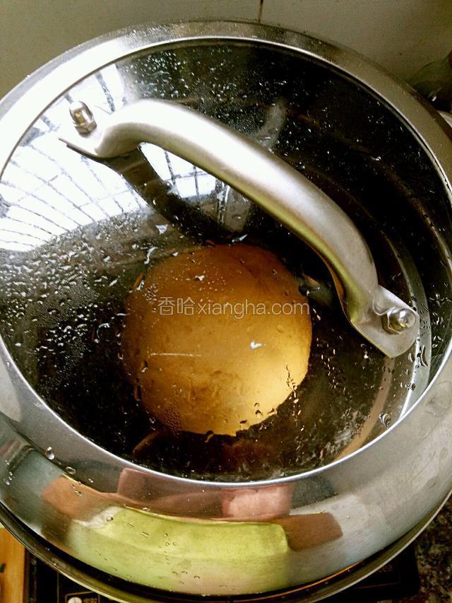 柔成光滑的面团放入锅中发酵2小时