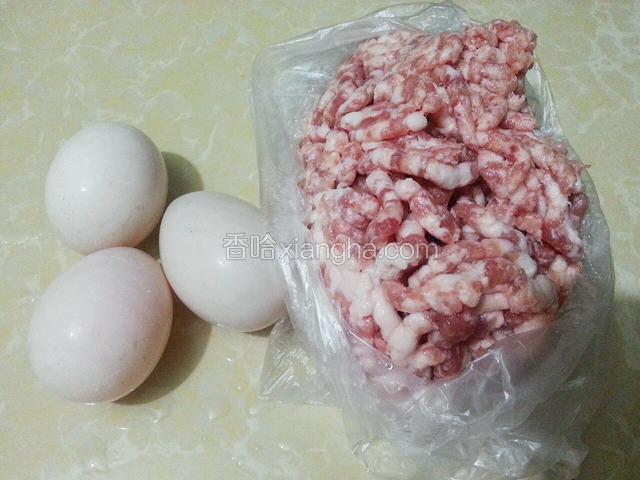 准备好肉末和鸭蛋