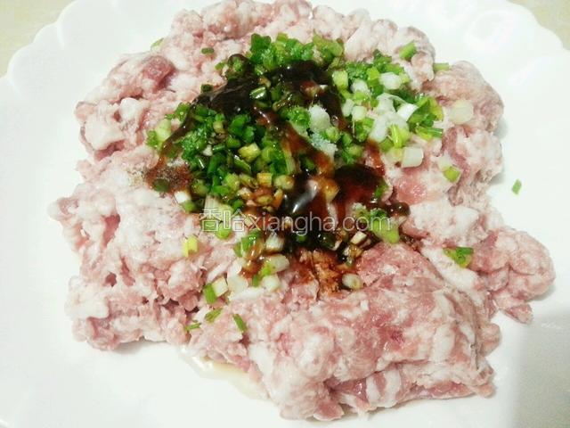 将肉末放入盆中，加入葱花，盐，料酒，耗油，六月鲜酱油