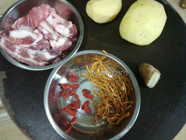 准备下食材，排骨，土豆，虫草花，枸杞，姜！