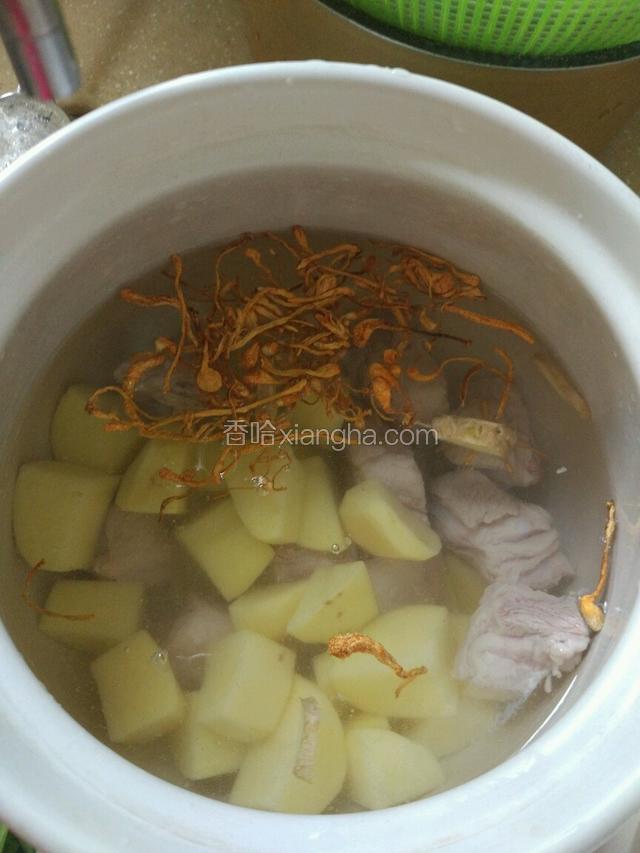 砂锅里放适量的水，把所有食材料都放入，除了枸杞外！