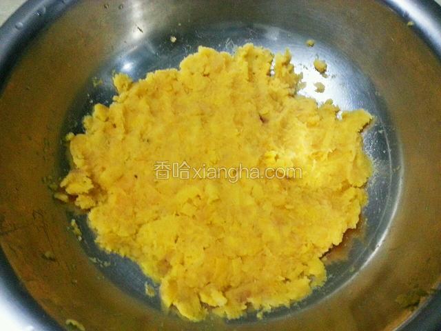 将红薯用勺子黏成无颗粒状，也可以放保鲜袋用擀面杖碾碎