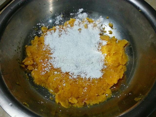 然后加入木薯粉，红薯:木薯粉=2:1