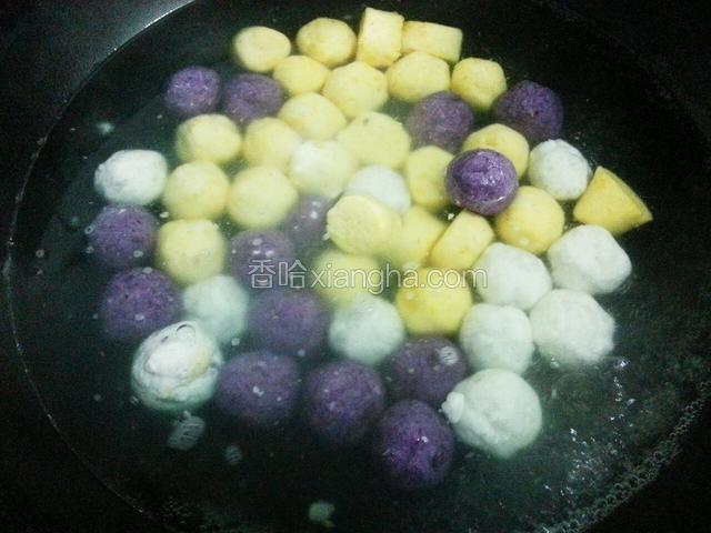 锅中水烧热，放入芋圆，大火煮6分钟即可