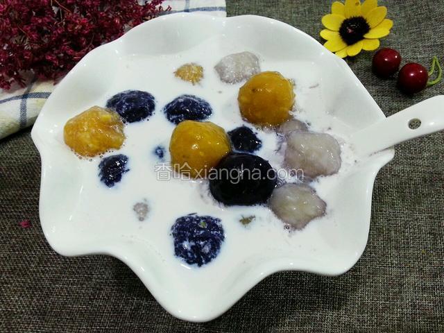 碗中倒入牛奶，芋圆沥干水分放入碗中，可以加少许白砂糖