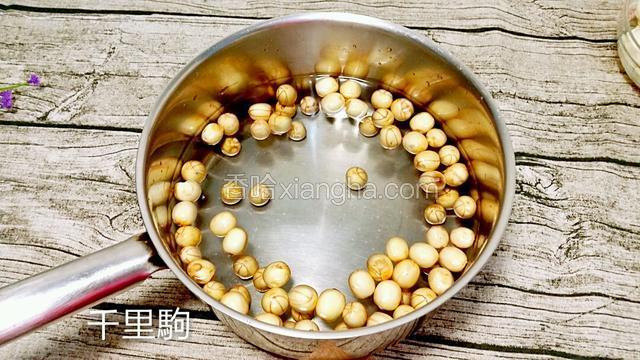 锅里下适量水和莲子，水沸后慢火煲45分钟