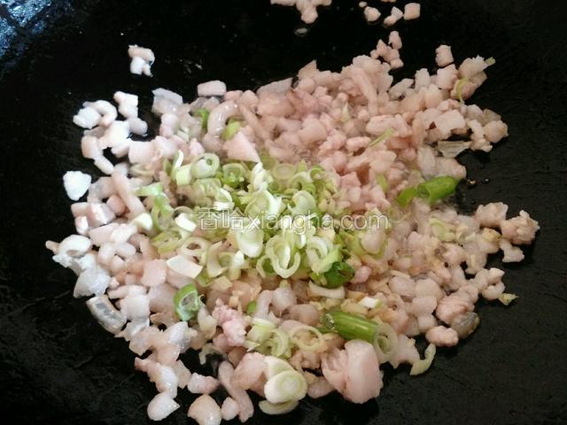 肉变色后放进葱花，姜末翻炒。