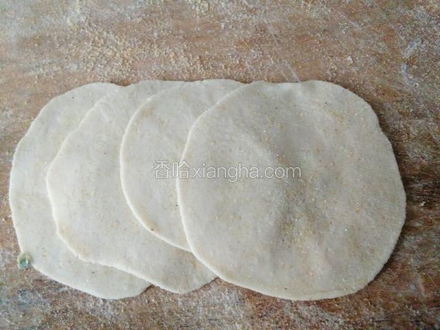 把面团擀成饺子皮。