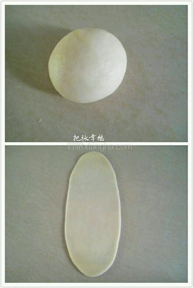 包好的面团封口朝下，擀成长椭圆形