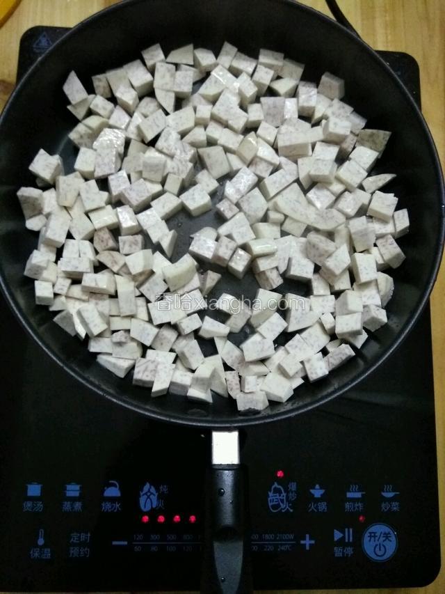 放入适量油炒香芋头，炒至八成熟。