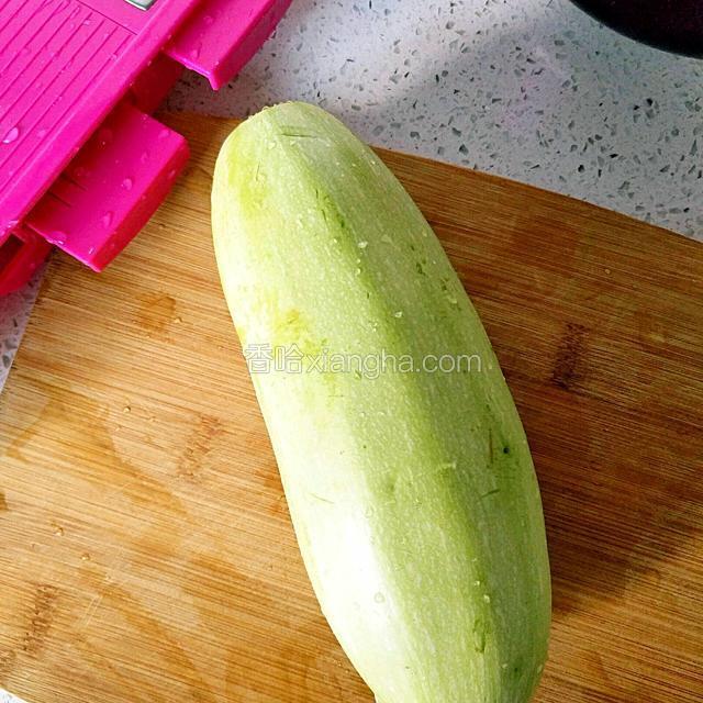 西葫芦1个洗净备用

