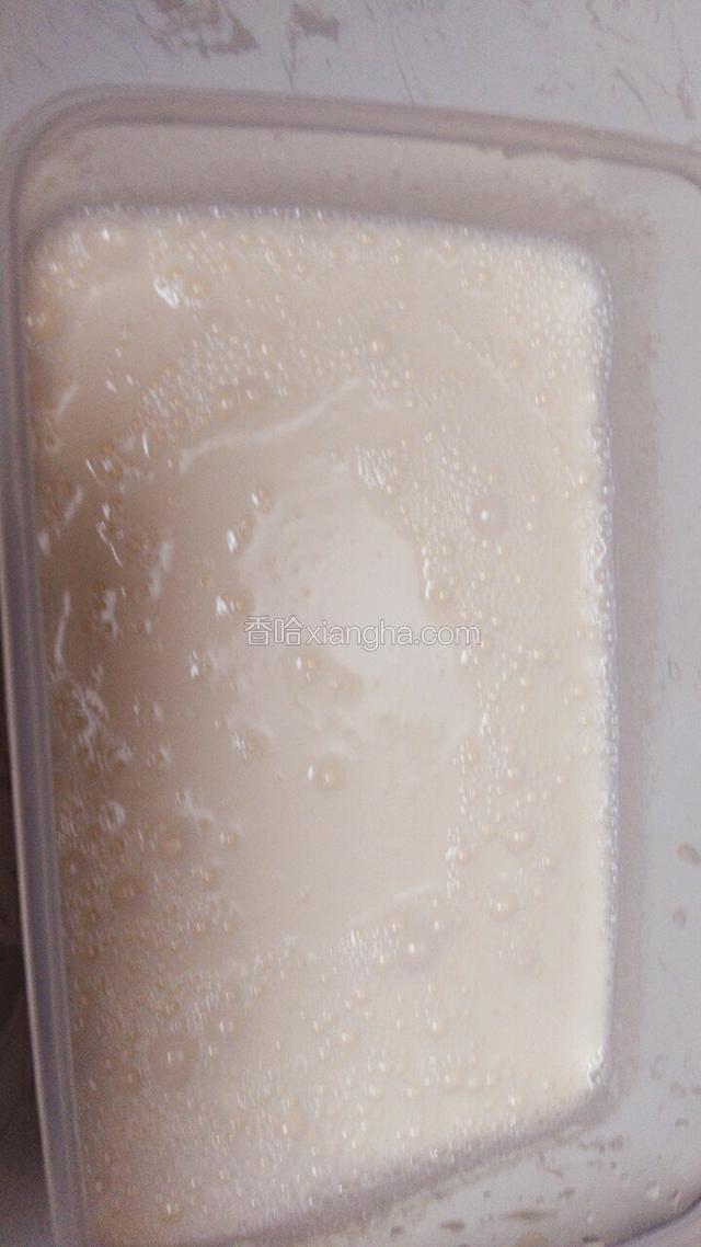 搅拌溶液10分钟，然后静置15分钟，使其充分膨化，再顺时针搅拌5分钟，使其均匀