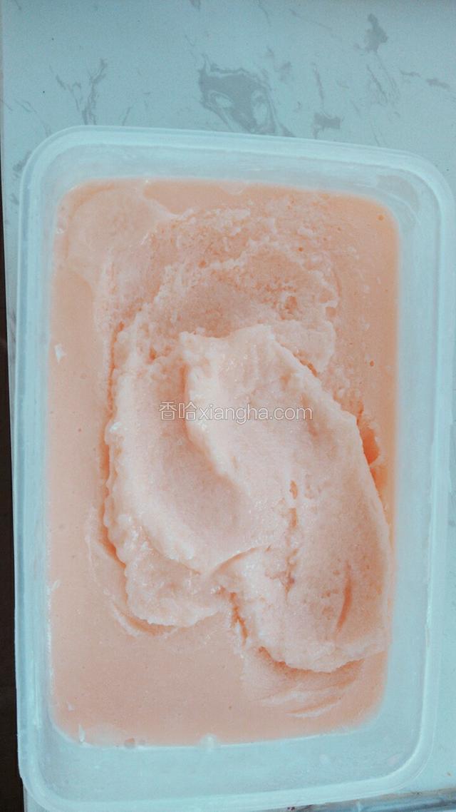 通过定时手工搅拌，能够打撒里面的水晶体，冰淇淋吃起来口感柔滑，吃之前需要室温软化片刻，