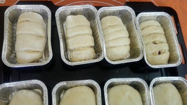 放入小长方模具，模具提前刷油，放入烤箱进行二次发酵，烤箱里放入一碗开水！
