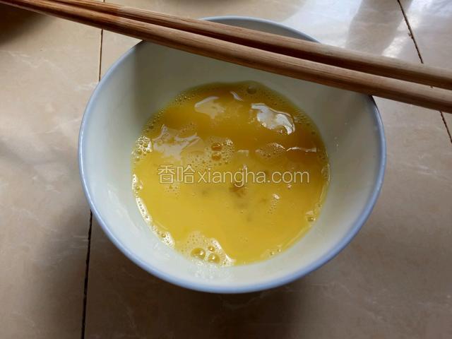 鸡蛋打散并加入1g盐。备用