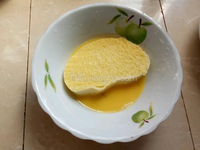 将馒头片两面蘸上一层蛋液。