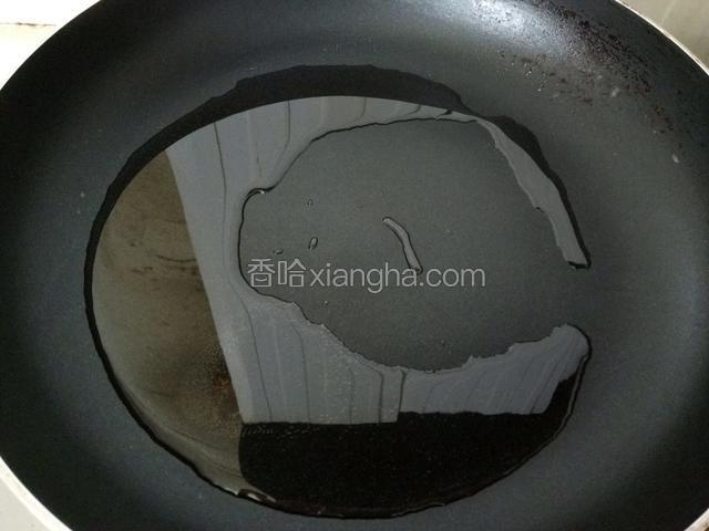 锅中倒入适量的油。