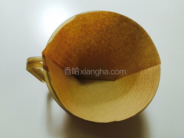 在抽出杯里铺上过滤纸备用