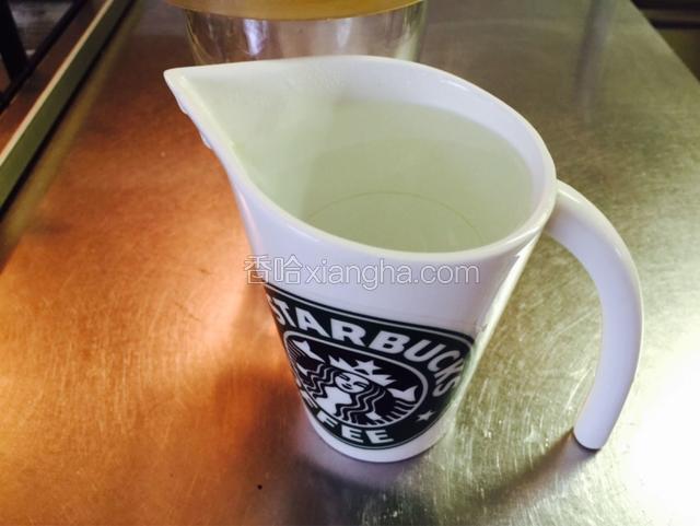 泡咖啡最理想的温度是90度，把烧开的水移到另外一个容器里，这样一个过程就把水温差不多降到90度（嫌麻烦就把水烧开后，打开盖子放30秒左右）