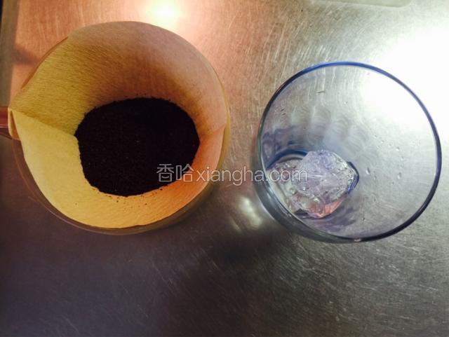 杯子里先放入3个冰块备用，要加糖的在这个时候把糖也放入杯子