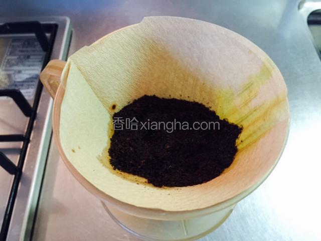 先慢慢从咖啡粉的中间倒一些开水就去，再蔓延到周围，这时候只要少量的开水，让咖啡粉焖20秒