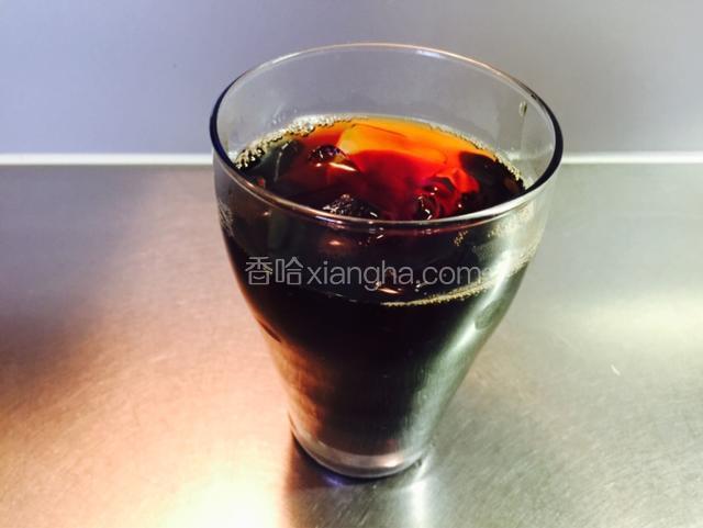 开水注入完毕后，马上加入适量的冰块，早些加冰块就去，可以保持咖啡的香味