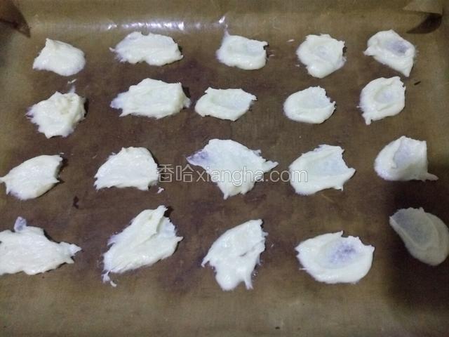 把面糊用小勺挖在烤盘上 我手抖多筛了点面粉/(ㄒoㄒ)/~ 有些干 不过只是一点点 不影响成品 只是做的时候有点粘勺 用勺子背面抹点油 按一下就好