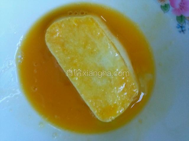 把鸡蛋液调匀，把馒头片放进去蘸匀蛋液