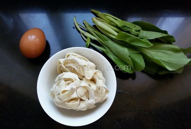 准备面条一份，鸡蛋一个，青菜两棵。