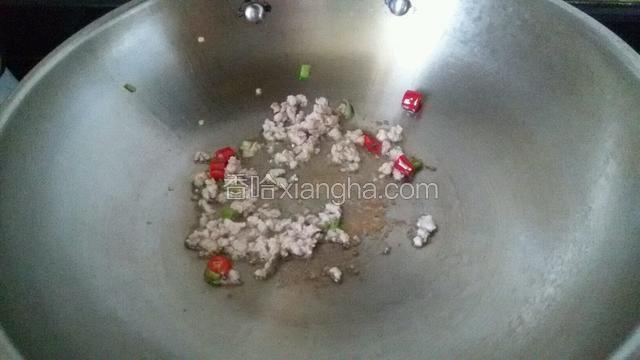 起炒锅放少许花生油，放入葱姜小米辣爆香，然后放入肉末，加入生抽煸炒。