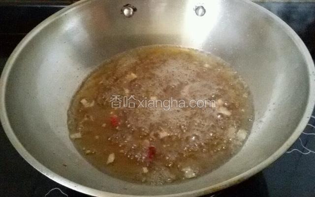 肉末煸炒好以后加入热水。