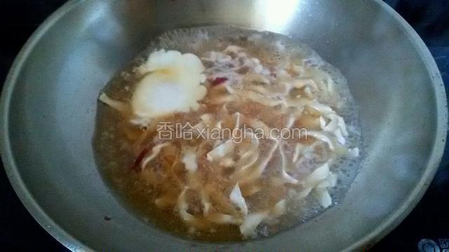 然后加入面条，煮面的时间长短根据面条的粗细来定。