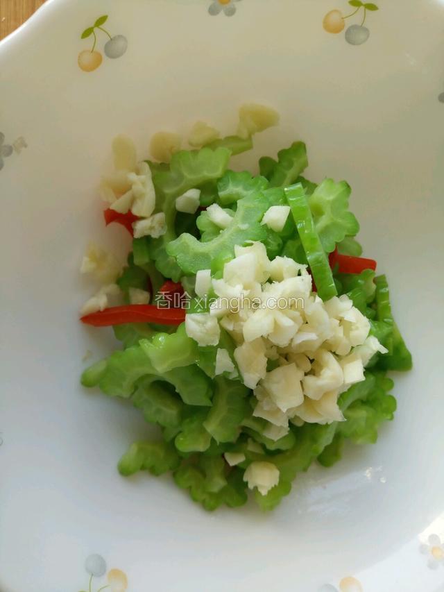 沥干水分加盐，少量海鲜酱油，醋，糖，鸡粉蒜末。
