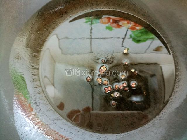 锅中烧油，下花椒粒，麻椒粒烧出香味。