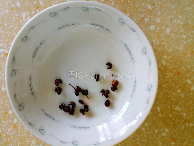 捞出花椒粒麻椒粒