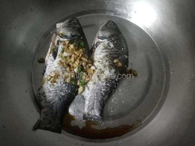 用蒜头葱和盐腌制半小时