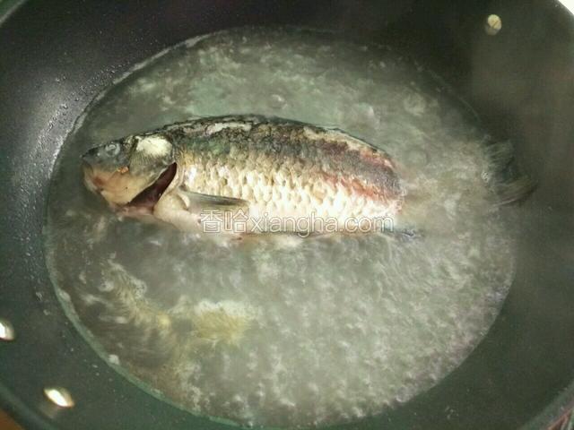 夹掉姜片，加入适量开水