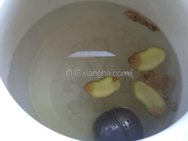 砂锅里倒入开水，放入冰糖，生姜片，香料盒（香料盒就是所有的香料都放进去你可以了）