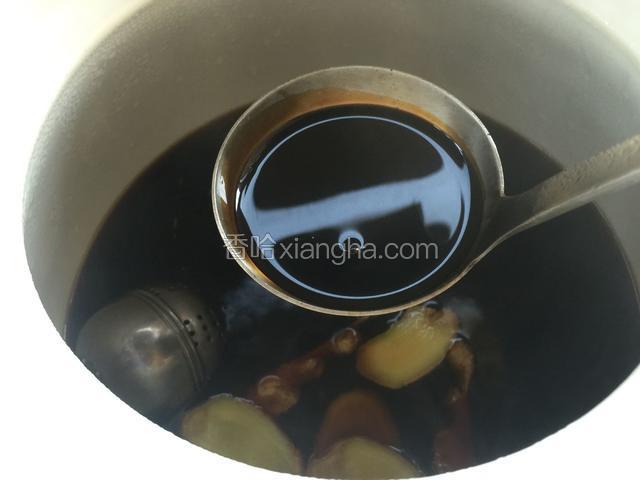 一勺红烧酱油。