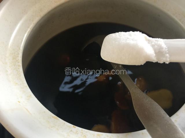 四勺盐，搅拌均匀。