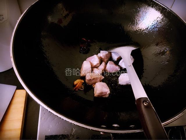 倒入沥干水份的猪瘦肉，翻炒至变色