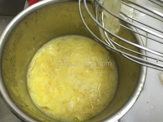 糖水加水1:1.烧开.加入蛋黄里面.快速搅拌.趁热加入吉利丁完全融化.