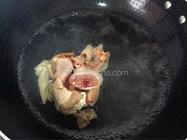 锅中倒入清水烧开后放入鸡肉焯掉血水