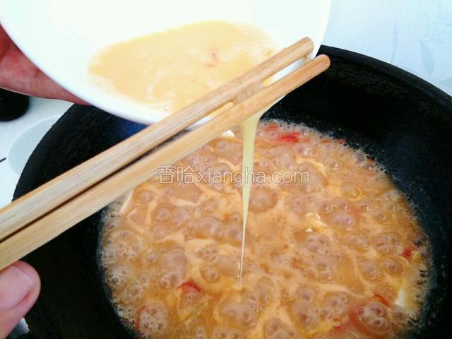 再次开锅后淋入鸡蛋液，然后放点鸡精，香油，搅拌均匀关火。