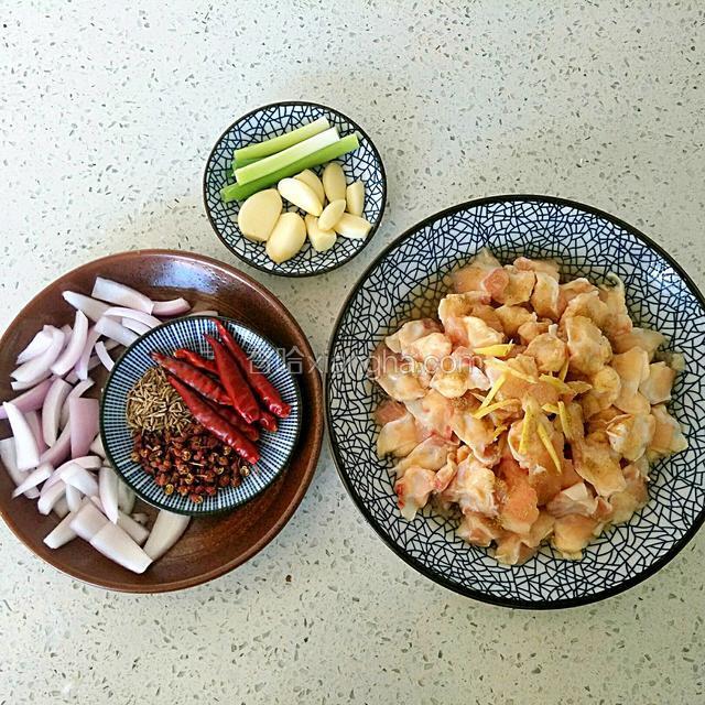 脆骨洗净加料酒、白胡椒粉、盐、姜丝抓匀淹制入味
