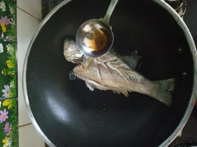 烹入料酒。