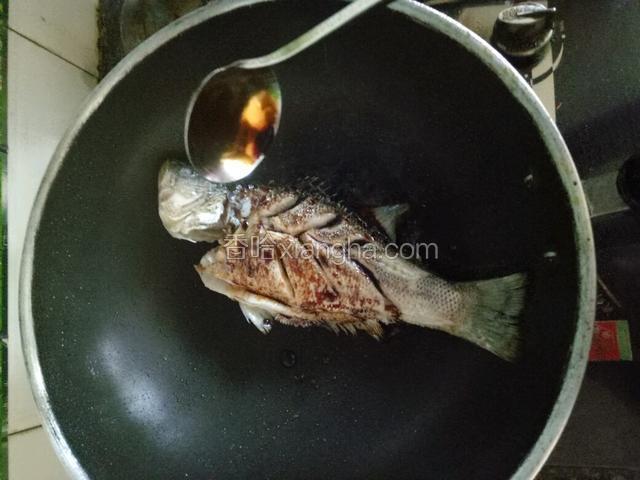 淋上生抽和老抽。