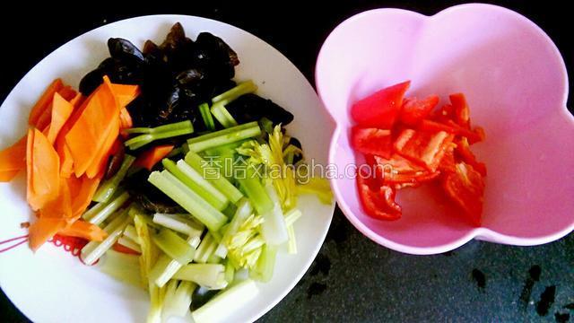 把所有食材准备好，洗净，芹菜摘下叶子，把杆子用刀平拍一下，切段，红萝卜切片，红辣椒切片。