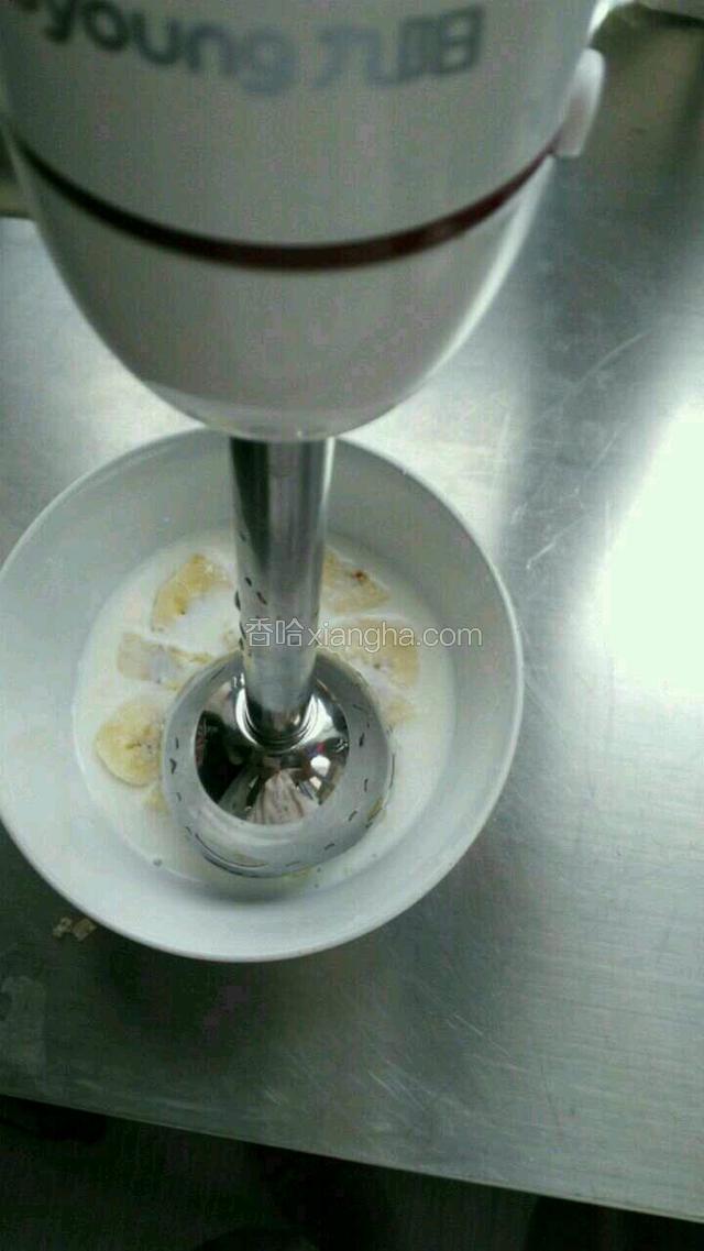 将香蕉片和牛奶放入搅拌杯，用搅拌棒打匀即可